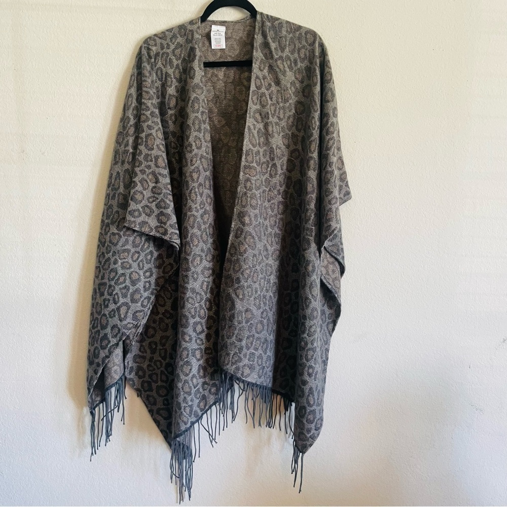 Woolrich woman’s cheetah print shawl poncho one size fringe gray winter throw - Picture 7 of 8